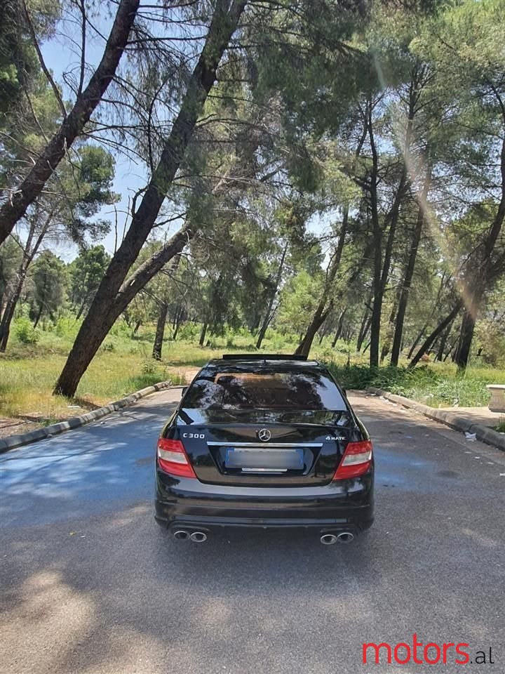 2011' Mercedes-Benz 300 photo #6