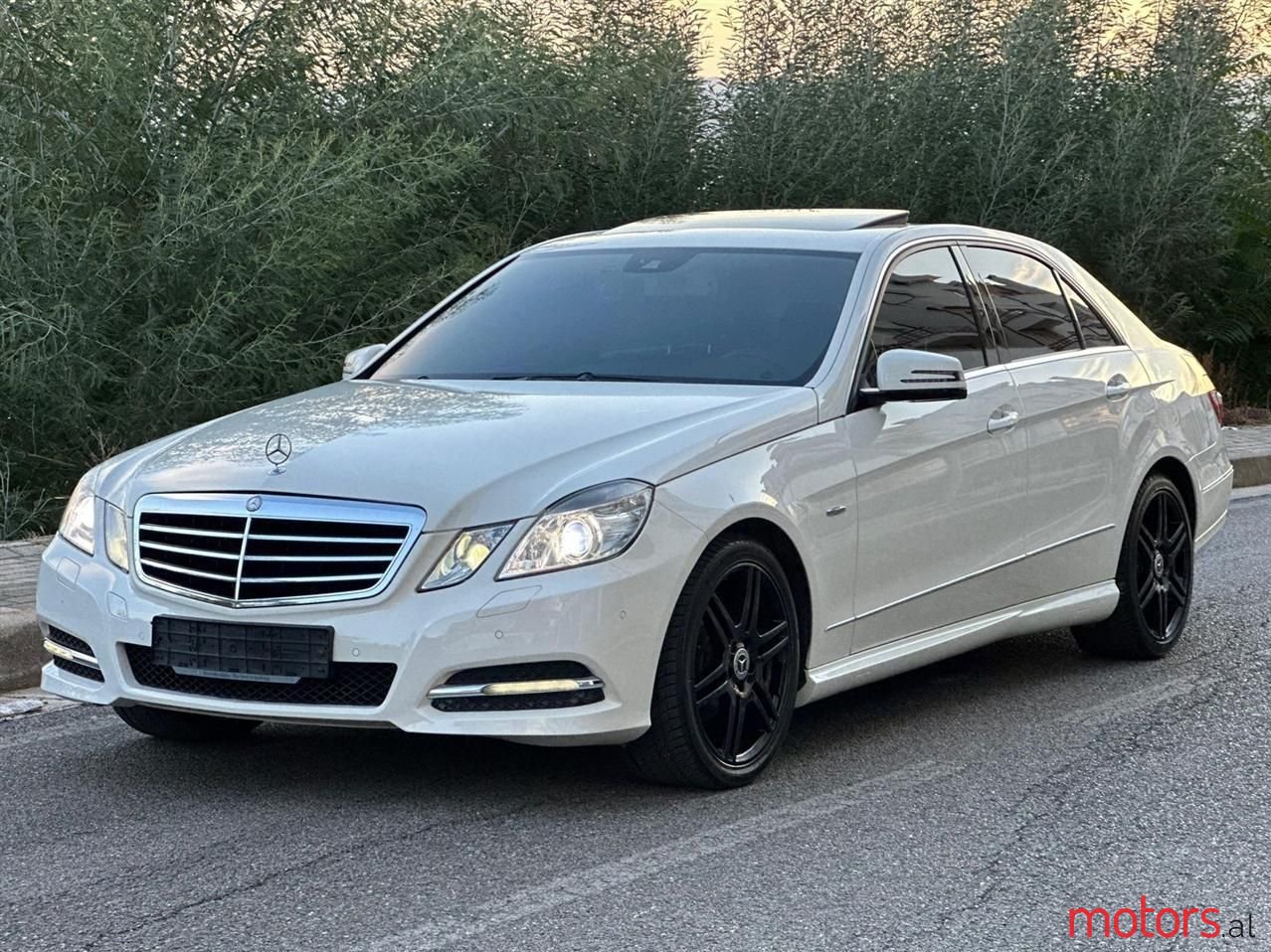 2011' Mercedes-Benz E 220 photo #4