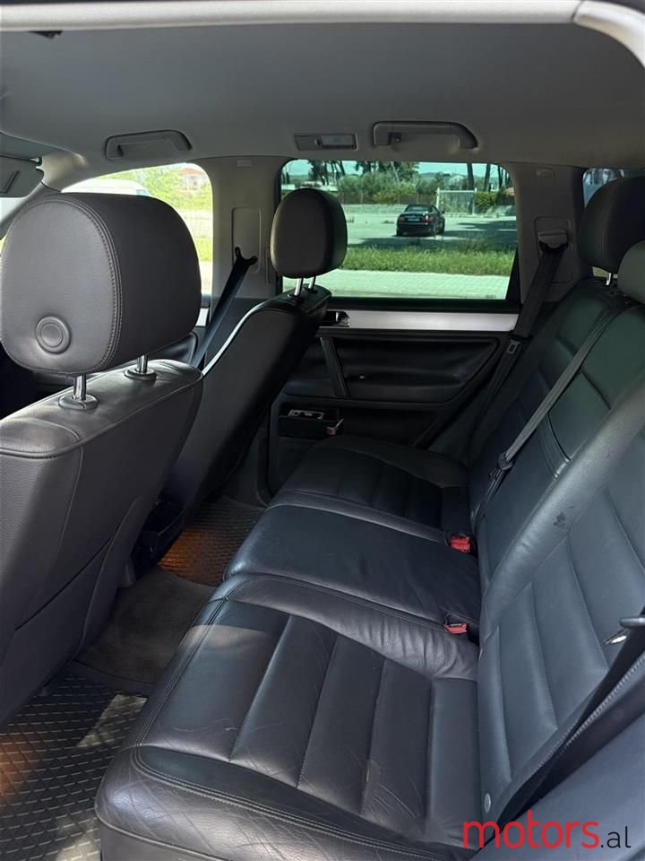 2005' Volkswagen Touareg photo #5