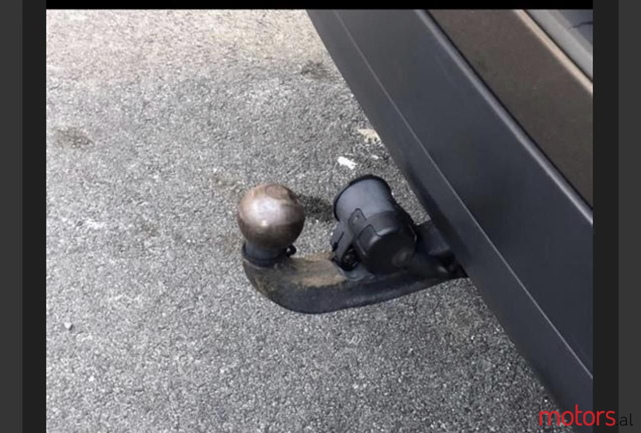 2011' Volkswagen Touareg photo #3