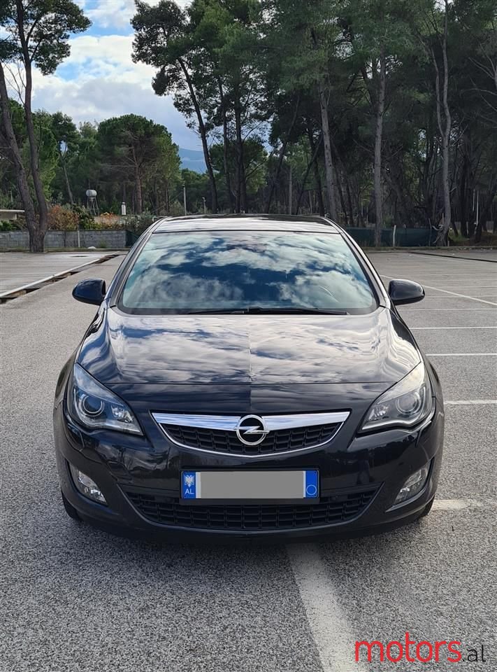 2012' Opel Astra photo #3