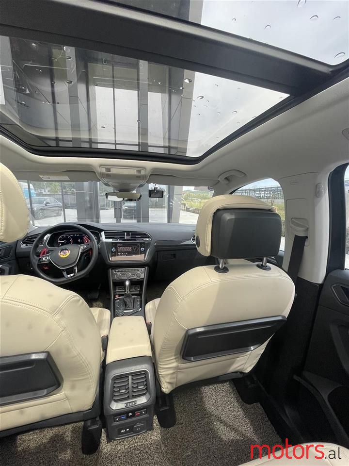 2018' Volkswagen Tiguan photo #2