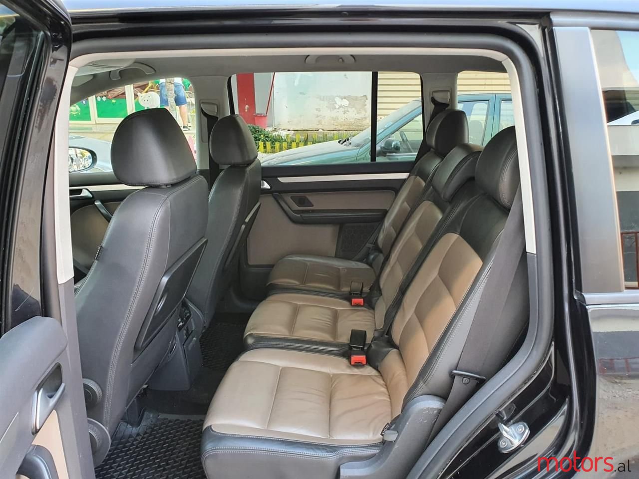 2009' Volkswagen Touran photo #2