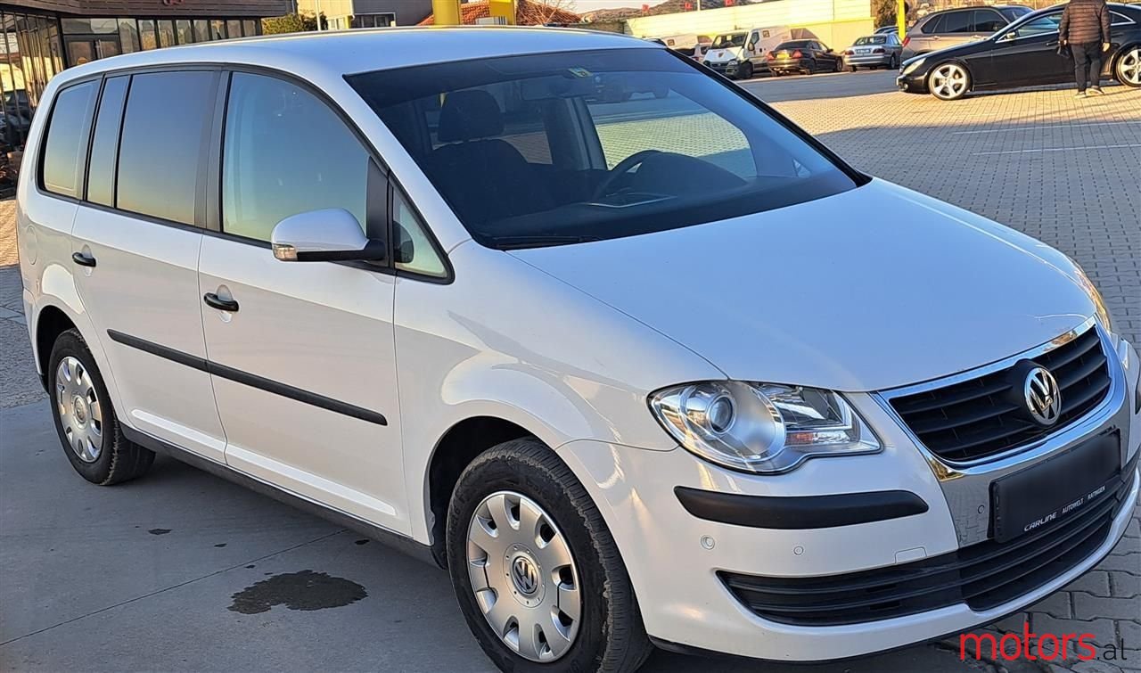 2009' Volkswagen Touran photo #1