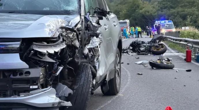 E rëndë në Itali, shqiptari humb jetën tragjikisht në aksident! Ishte pjesë e një grupi motoçiklistësh, përplasja me makinën e hodhi 50 metra në ajër