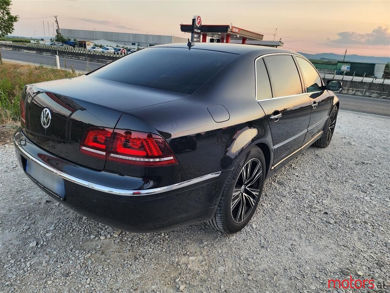 2015' Volkswagen Phaeton photo #2