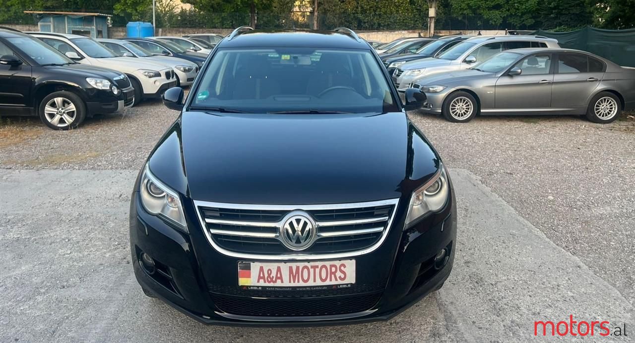 2011' Volkswagen Tiguan photo #4