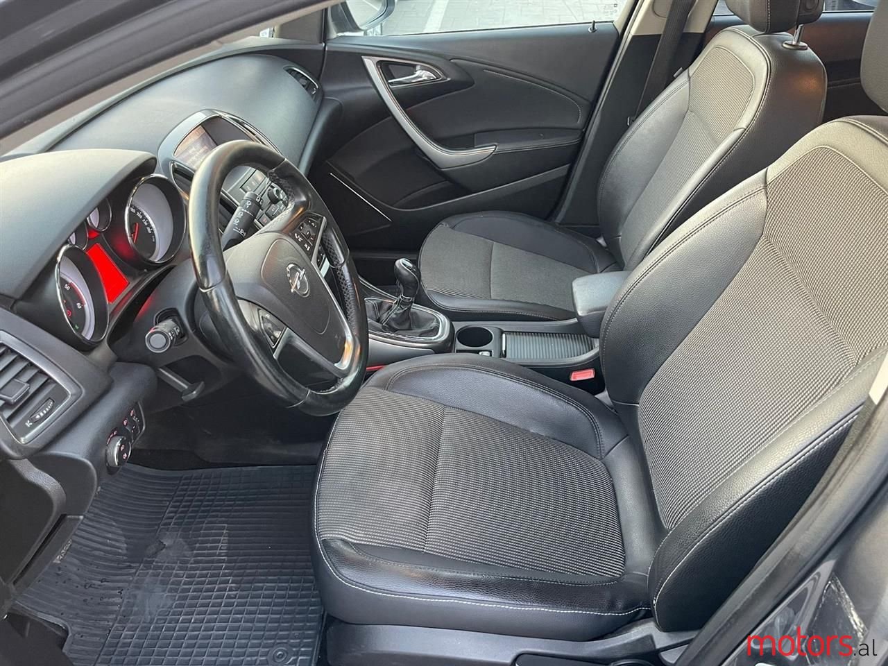 2010' Opel Astra photo #5