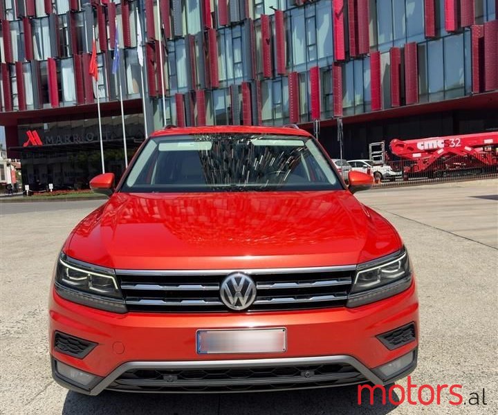 2018' Volkswagen Tiguan photo #3