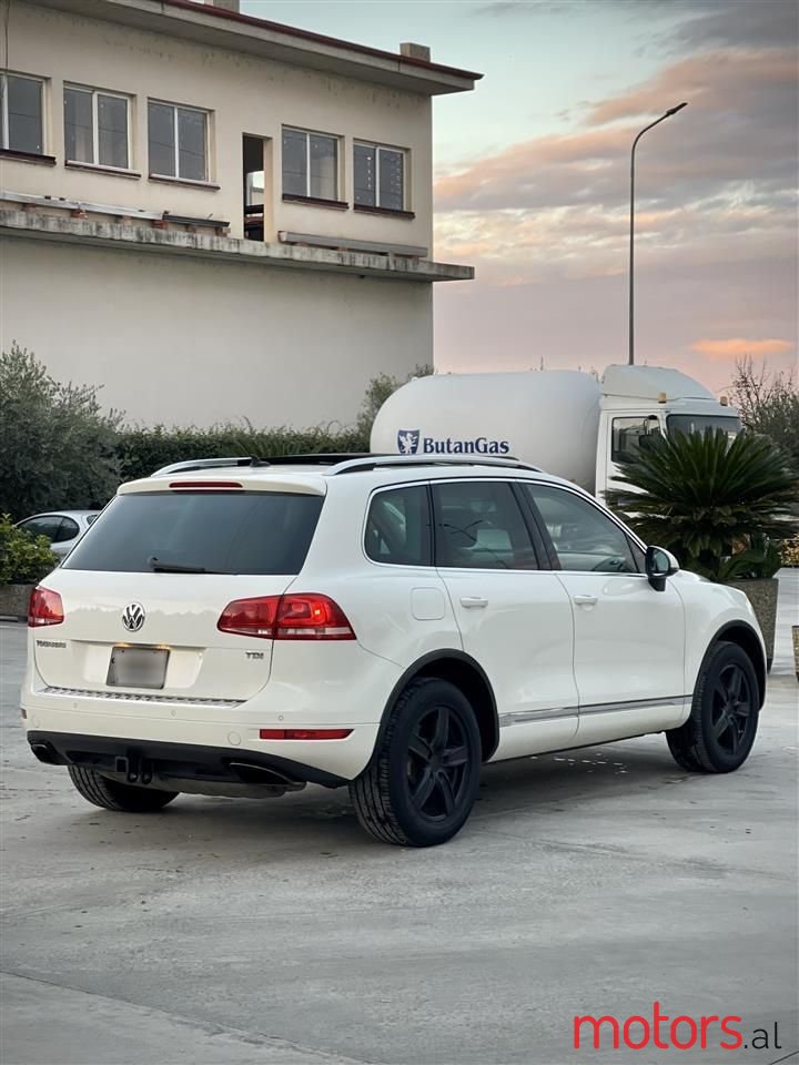 2012' Volkswagen Touareg photo #3