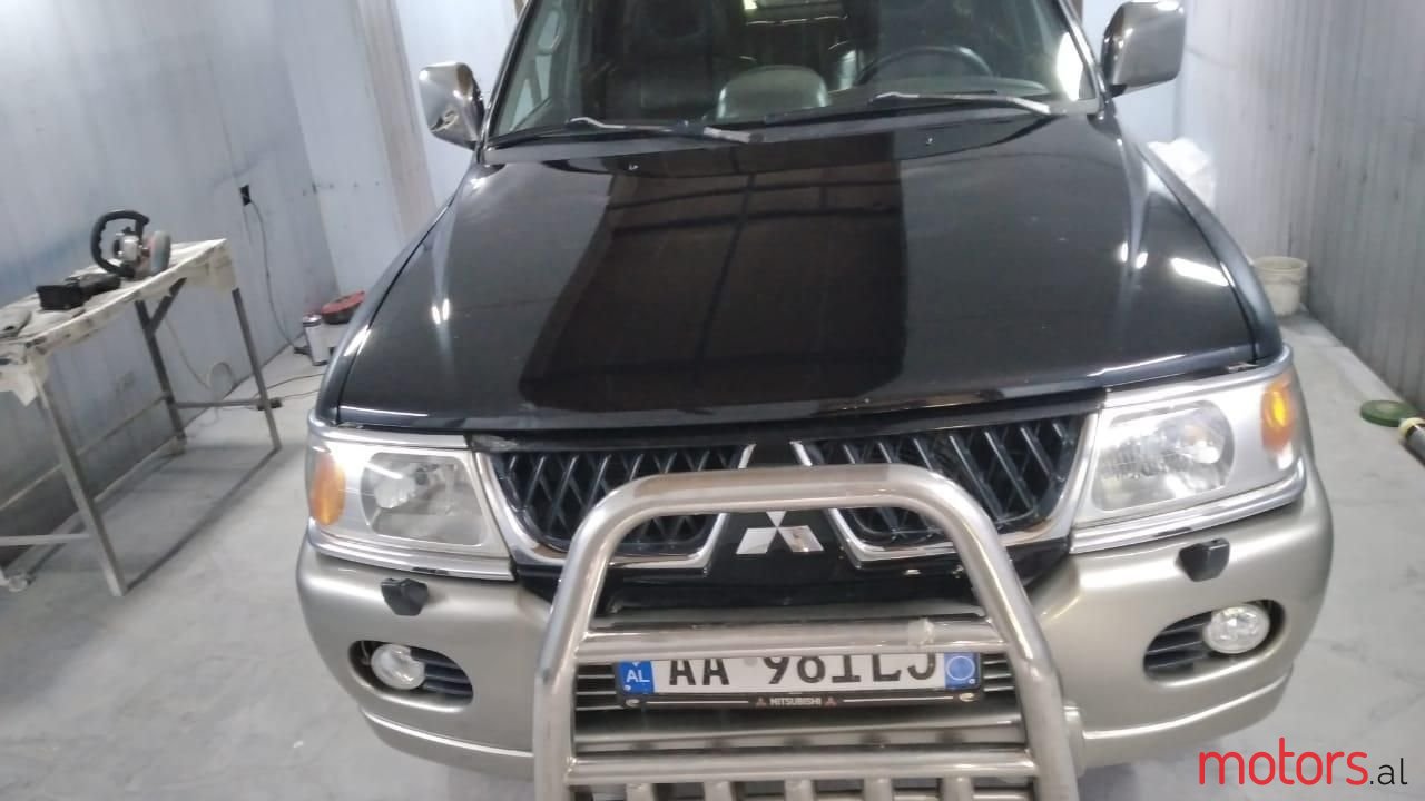 2004' Mitsubishi Pajero photo #3