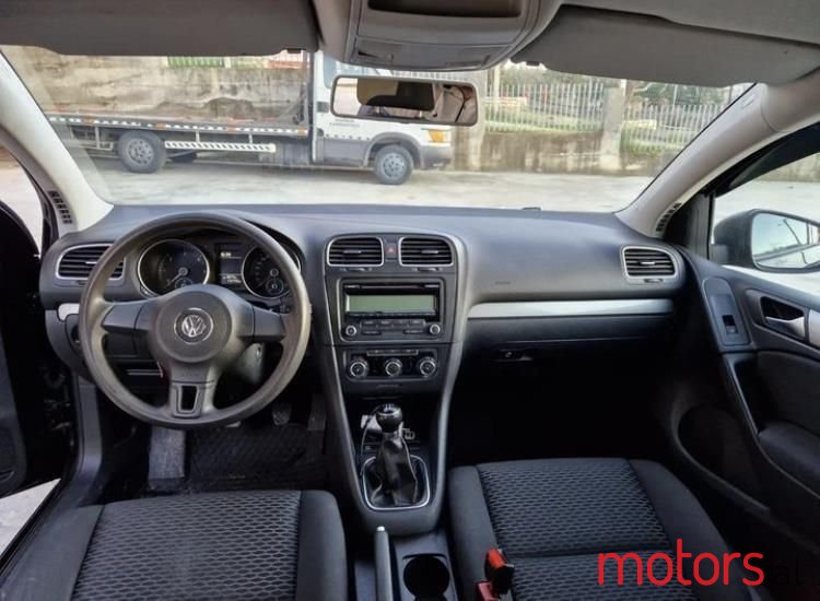 2009' Volkswagen Golf photo #5