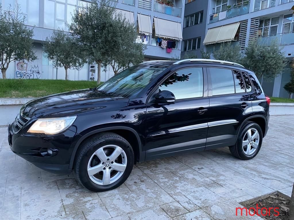 2011' Volkswagen Tiguan photo #2