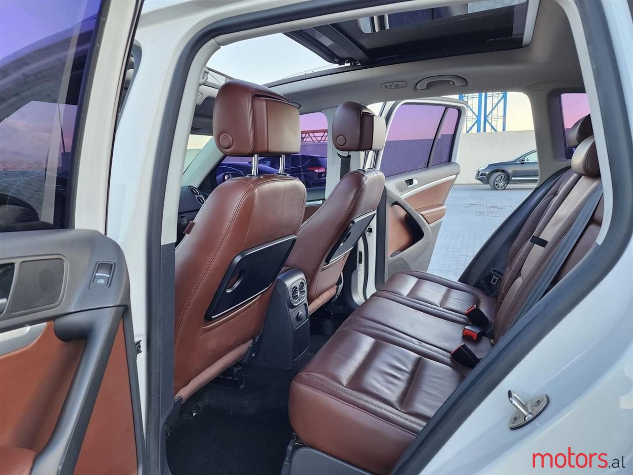 2012' Volkswagen Tiguan photo #2