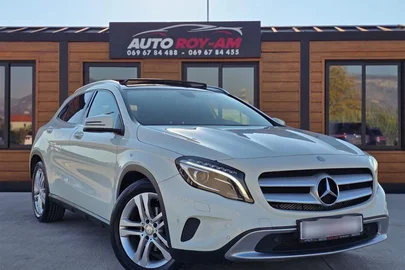 2015' Mercedes-Benz GLA 220