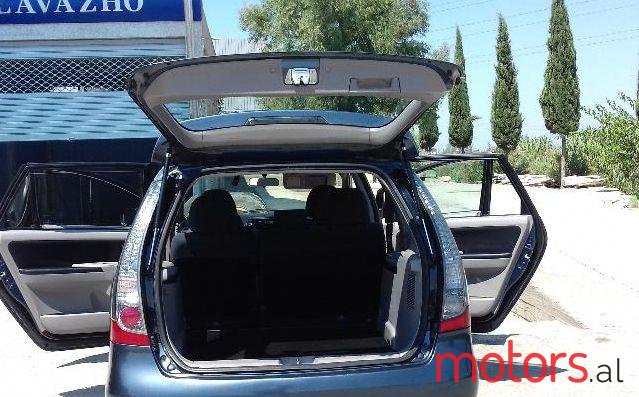 2008' Mitsubishi Grandis photo #2