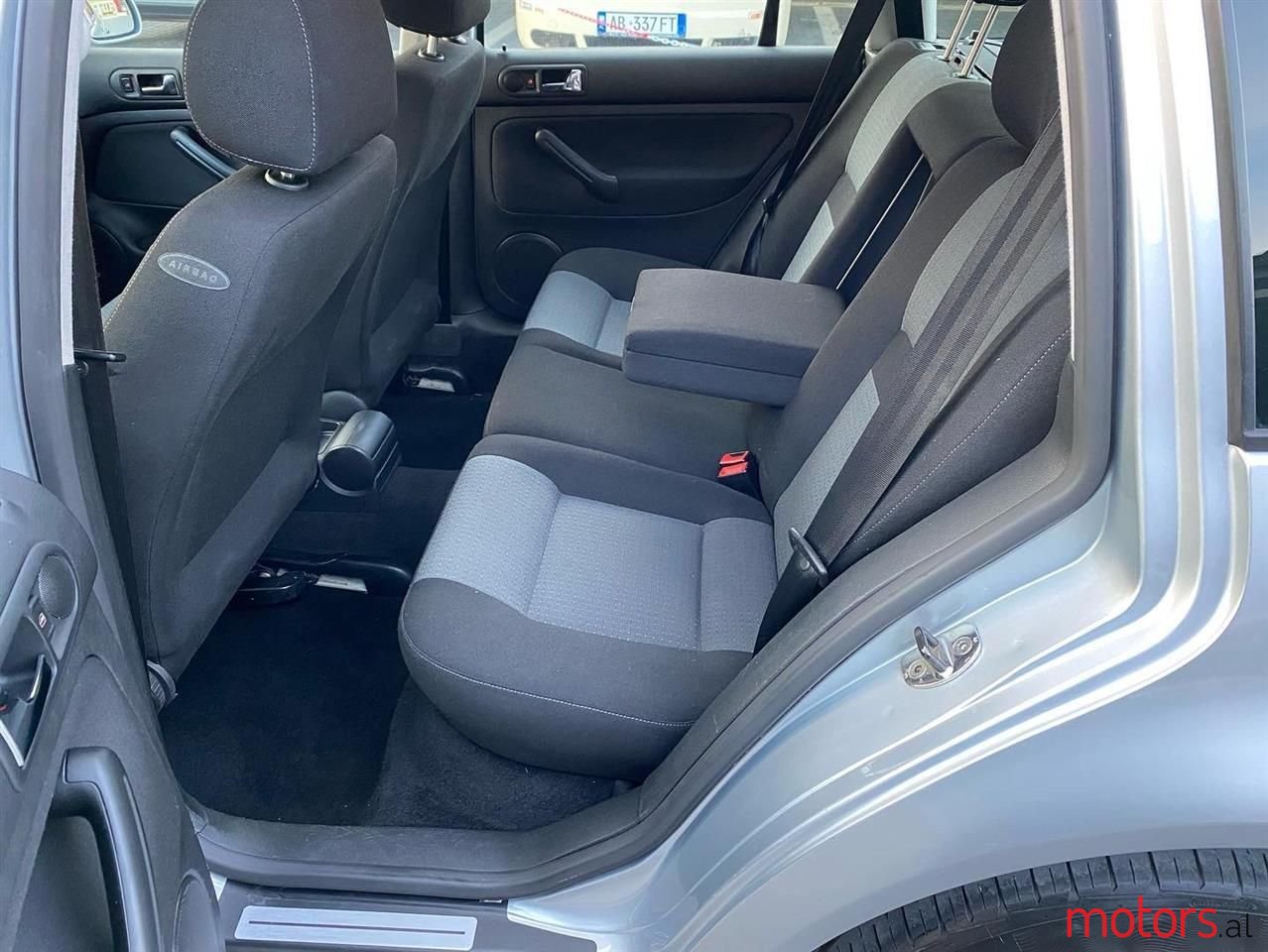 2004' Volkswagen Golf photo #2