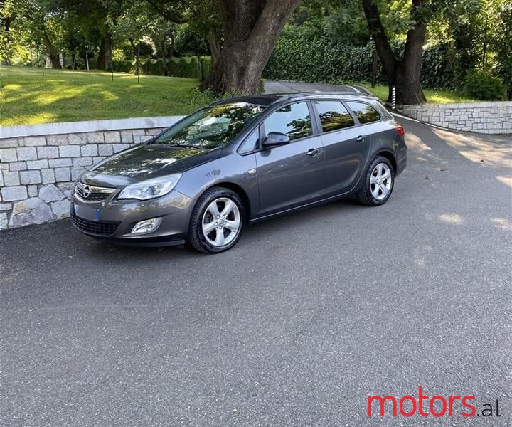 2011' Opel Astra photo #1