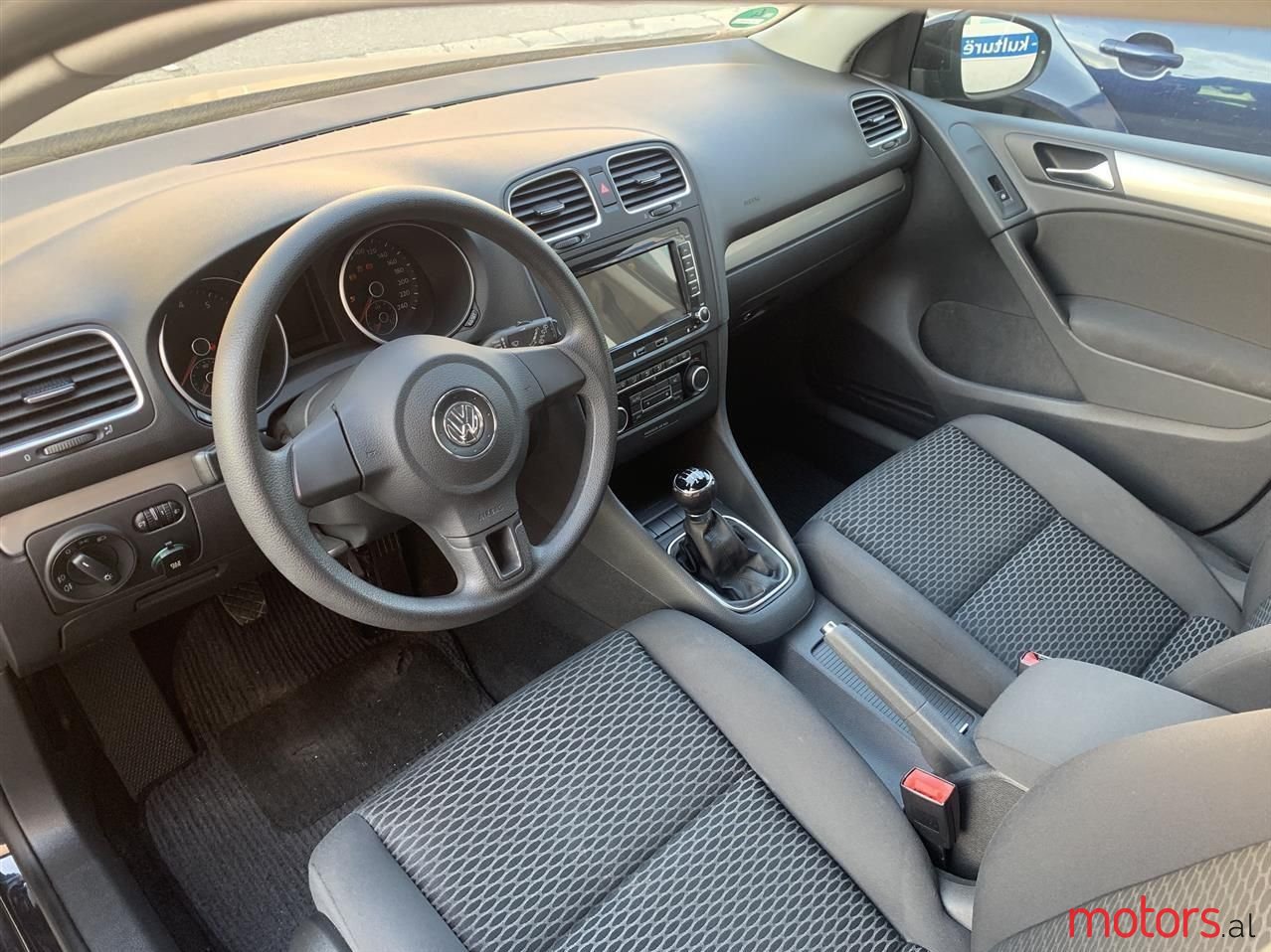 2011' Volkswagen Golf photo #4