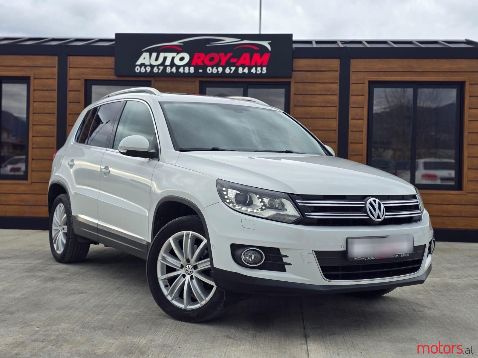 2015' Volkswagen Tiguan photo #2