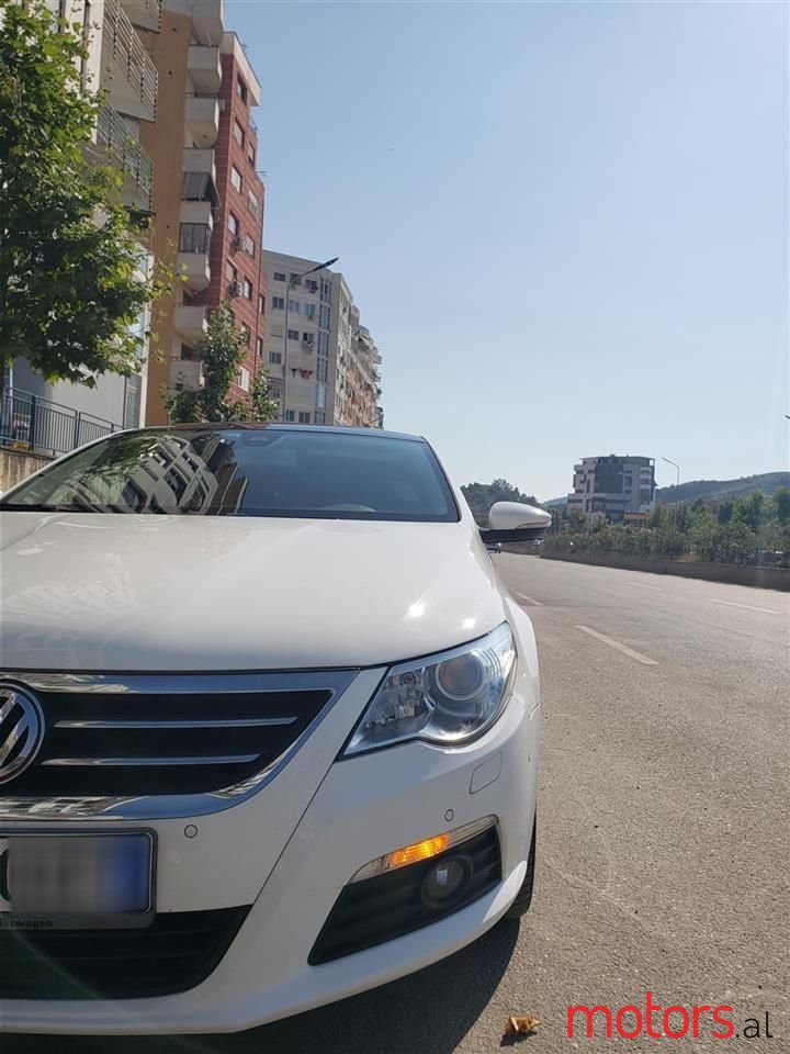 2011' Volkswagen Passat photo #5