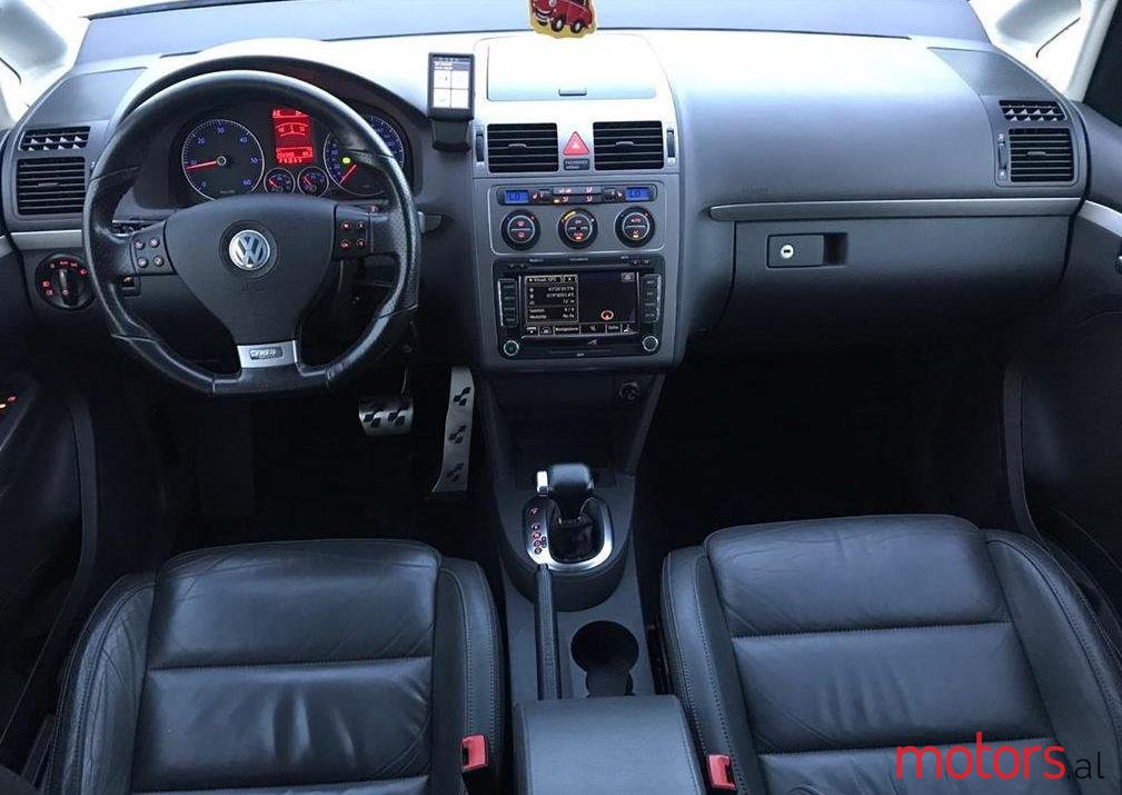 2008' Volkswagen Touran photo #1