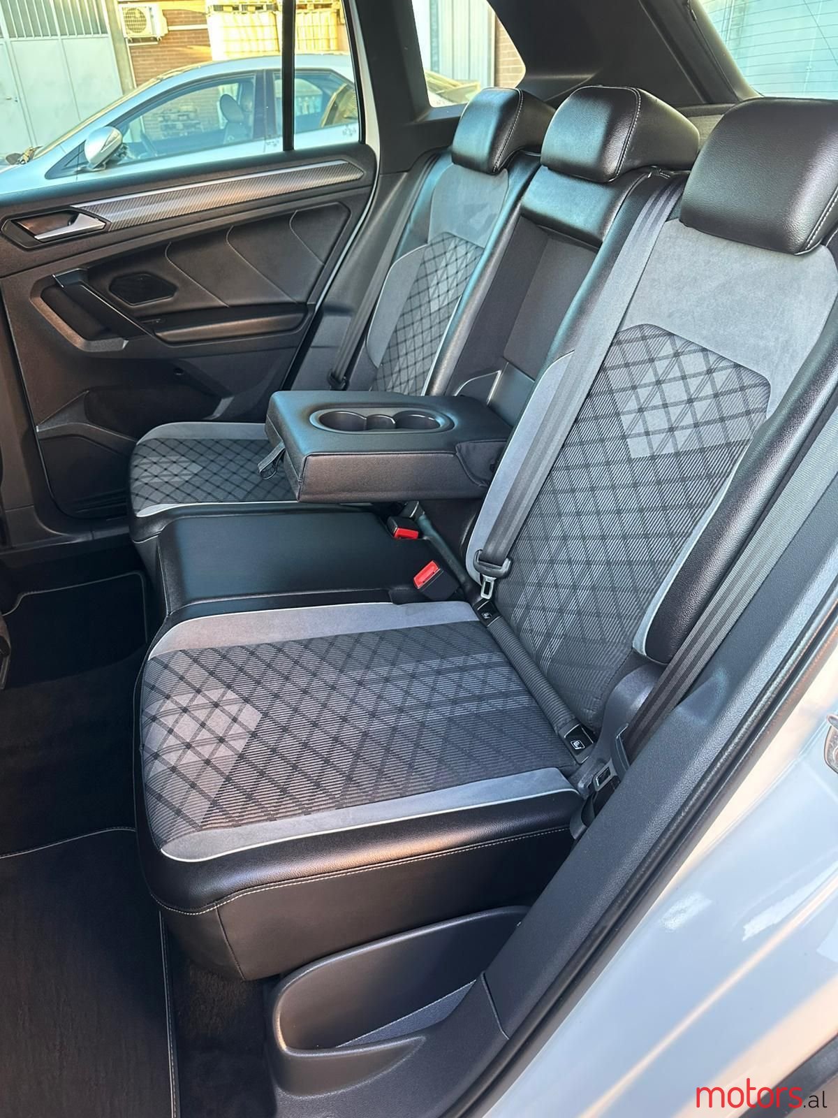 2022' Volkswagen Tiguan photo #6