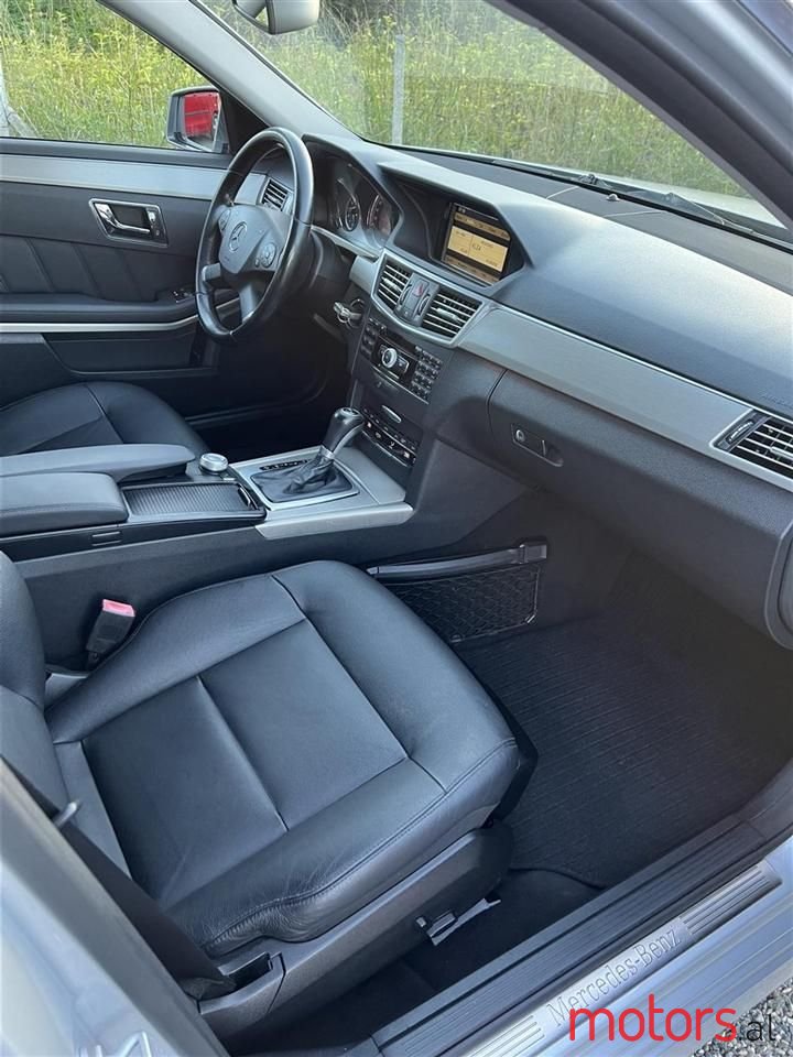 2009' Mercedes-Benz E 250 photo #3
