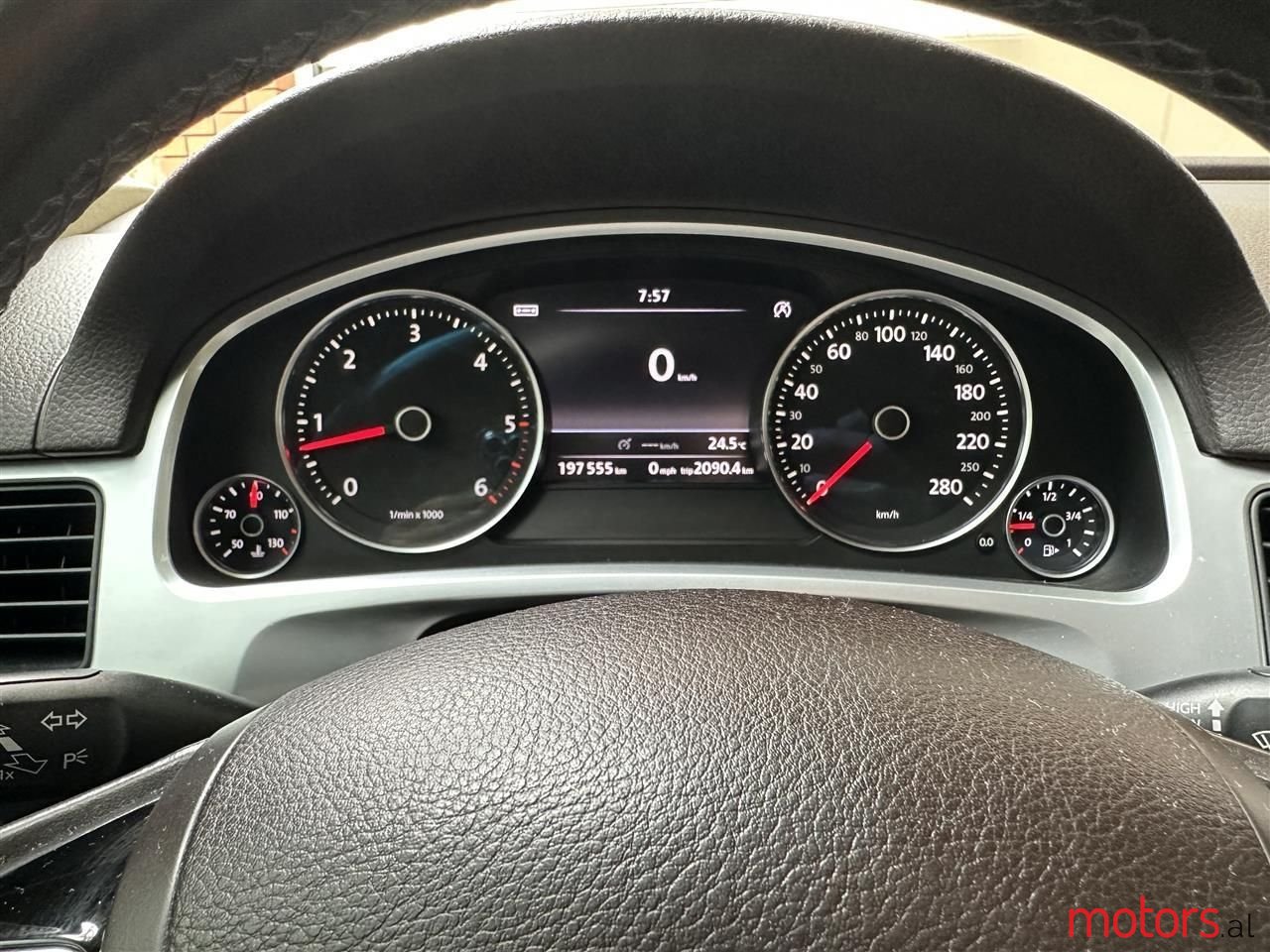 2013' Volkswagen Touareg photo #5