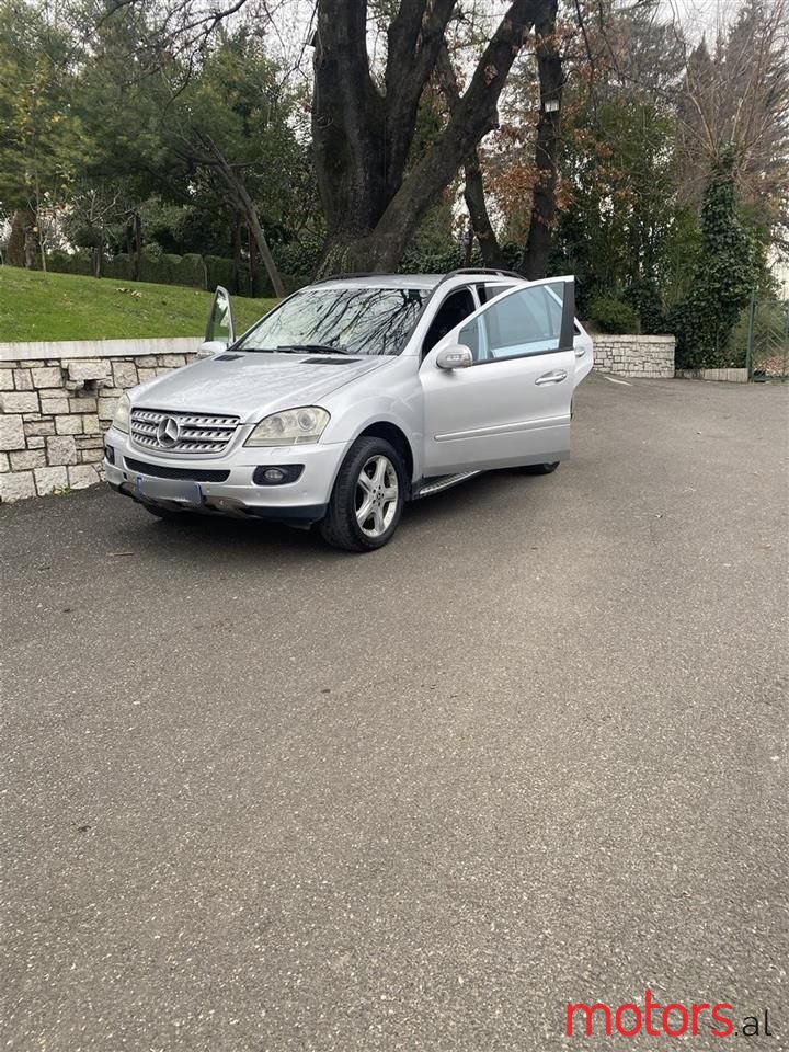 2005' Mercedes-Benz 320 photo #4