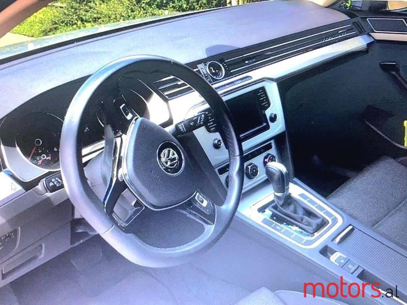 2015' Volkswagen Passat photo #2