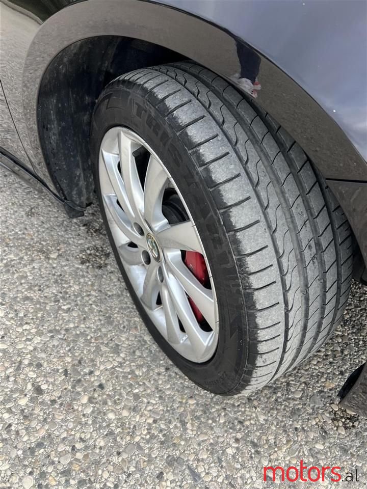 2012' Alfa Romeo Giulietta photo #6