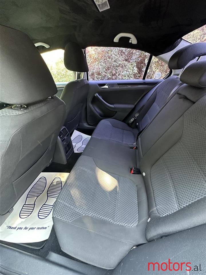 2012' Volkswagen Jetta photo #5