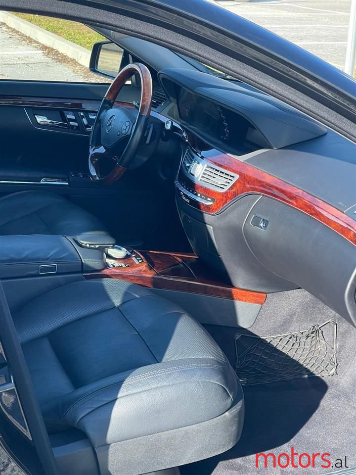 2011' Mercedes-Benz S 550 photo #2