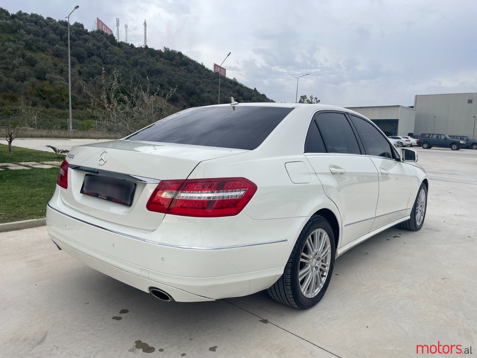 2010' Mercedes-Benz E 300 photo #3