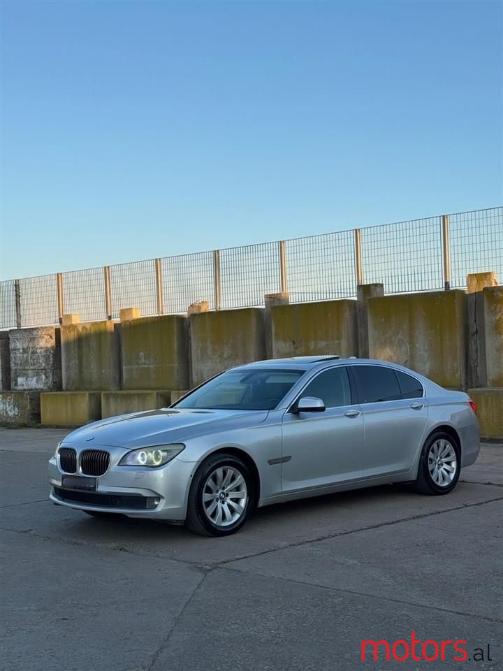 2011' BMW 730 photo #1