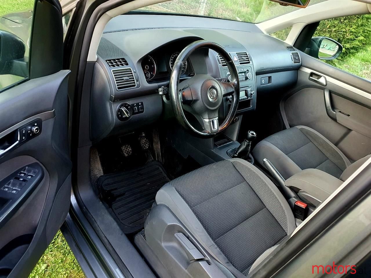 2010' Volkswagen Touran photo #5