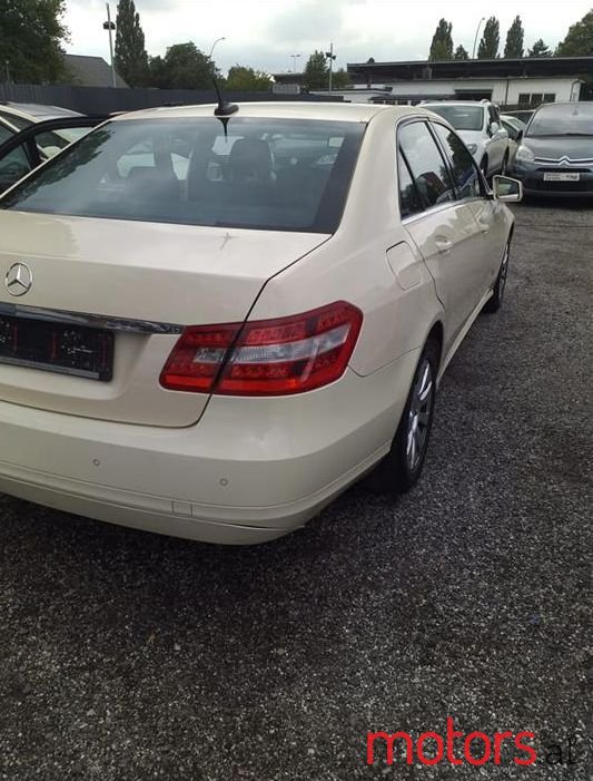 2012' Mercedes-Benz E 200 photo #3