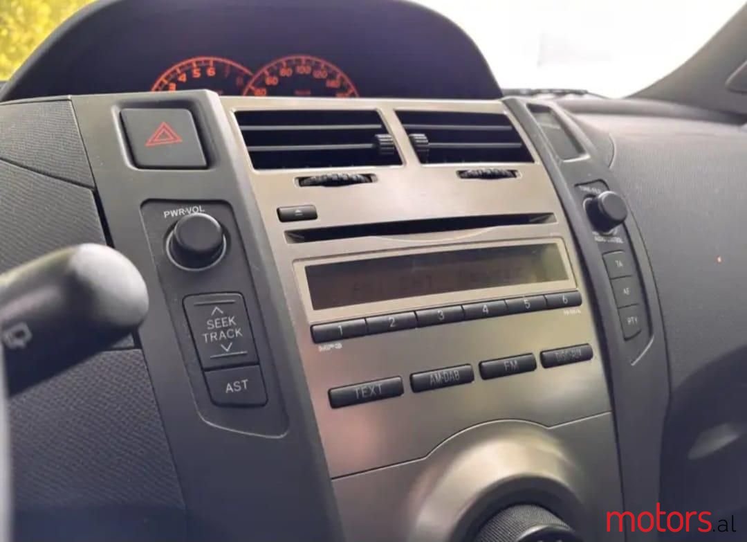 2010' Toyota Yaris photo #4