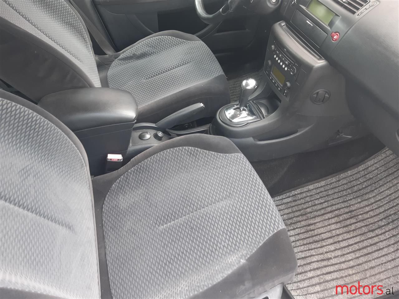 2008' Citroen C4 photo #5