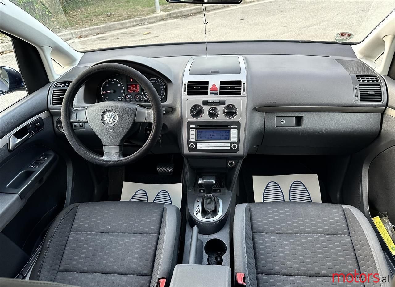 2007' Volkswagen Touran photo #3