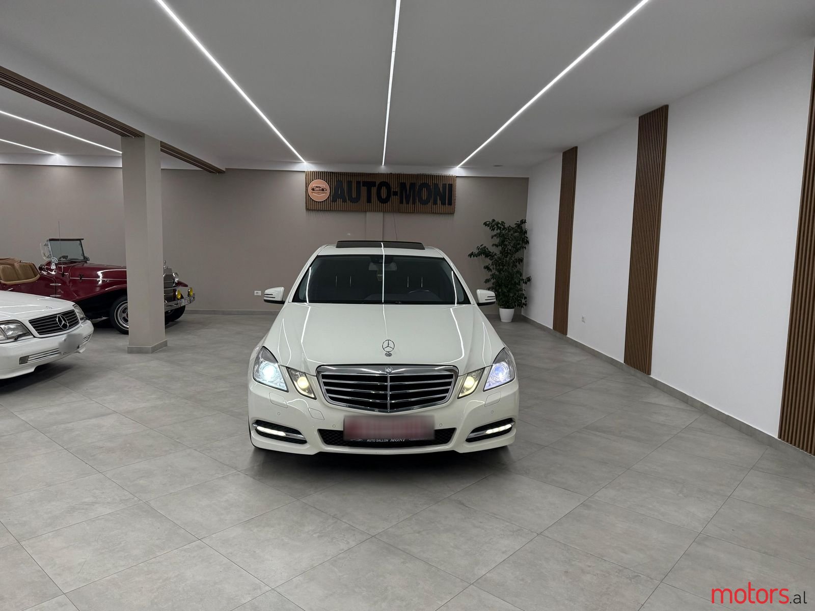 2012' Mercedes-Benz E 220 photo #5