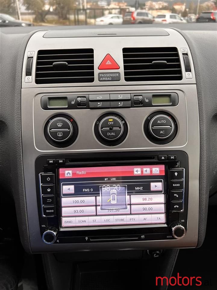 2008' Volkswagen Touran photo #6