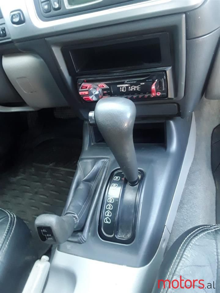 2004' Mitsubishi Pajero photo #4