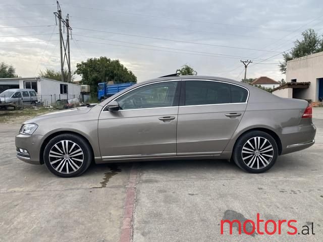 2011' Volkswagen Passat photo #2