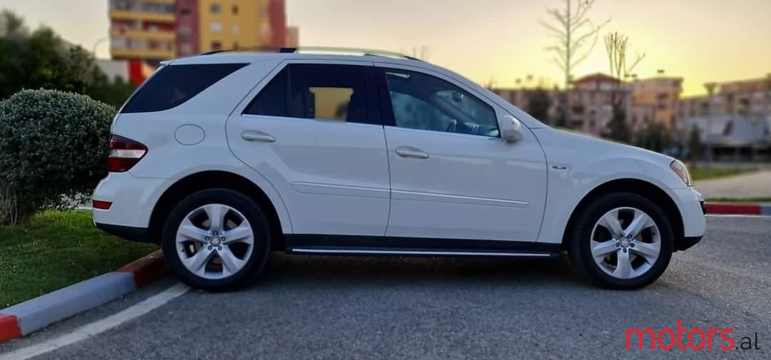 2010' Mercedes-Benz 350 photo #2