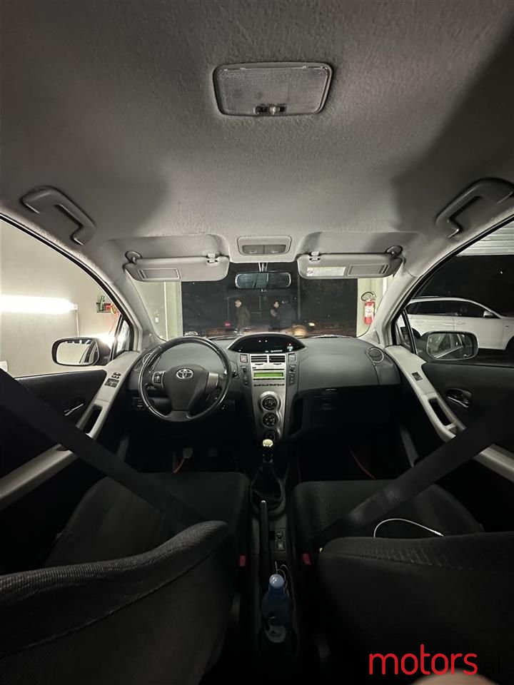 2010' Toyota Yaris photo #5