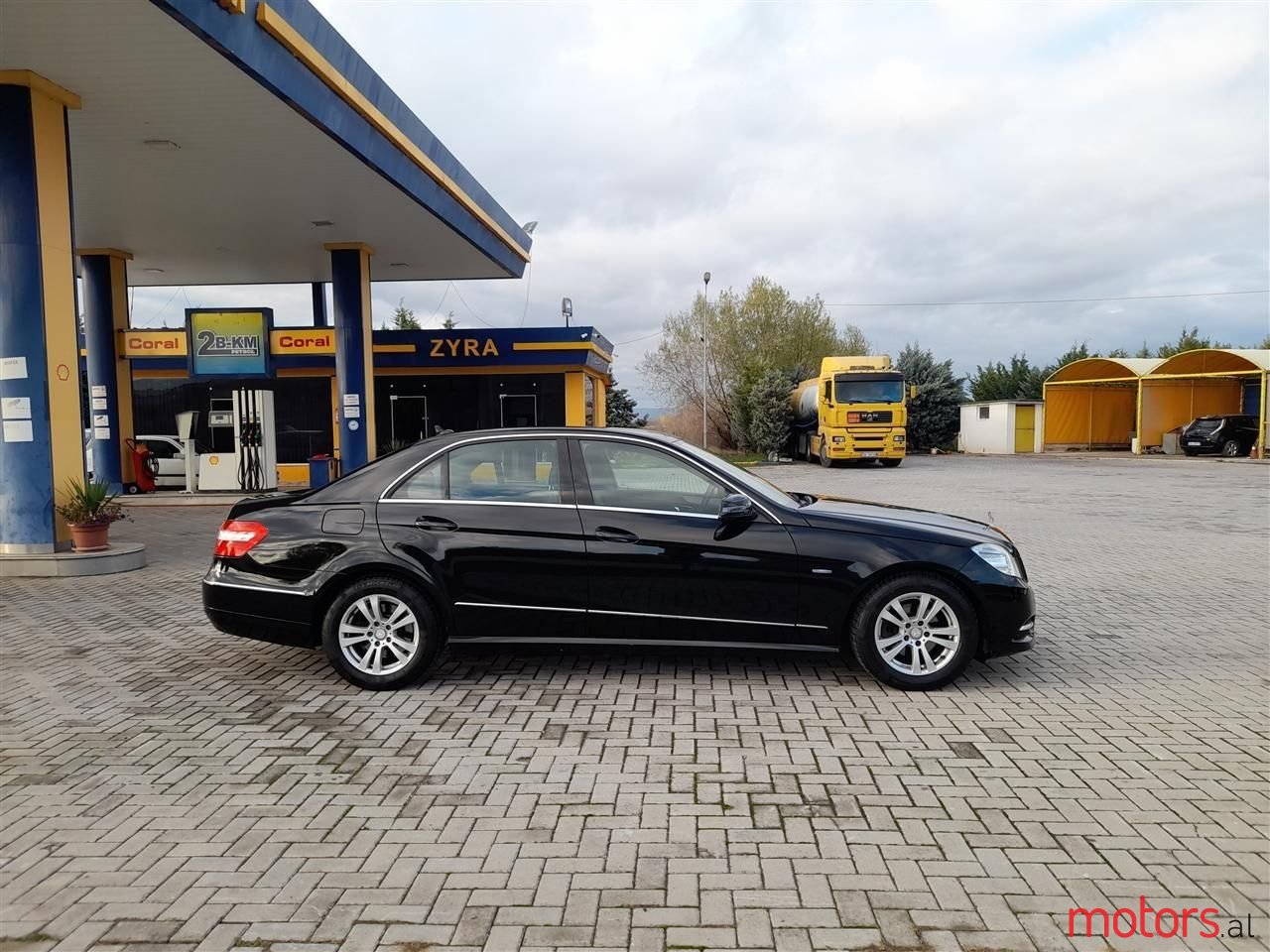 2010' Mercedes-Benz E 220 photo #2