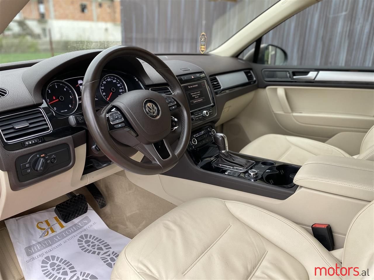 2012' Volkswagen Touareg photo #5