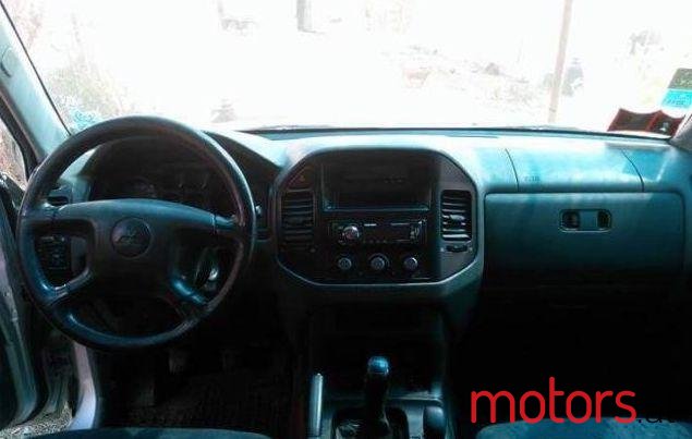 2002' Mitsubishi Pajero photo #2